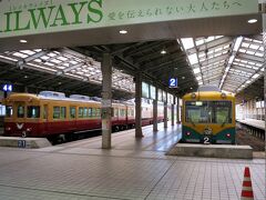 改札口から一枚。
電鉄富山駅は３面４線となっています。
２番線（画像右）には「６時２分発・中滑川行（本線）」、４番線（画像左）には「６時10分発・岩峅寺行（南富山経由：不二越・上滝線）」が停車しています。