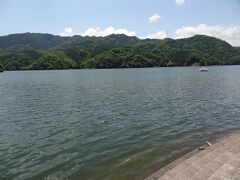 相模湖公園に着きました。
昭和33年に開設された神奈川県立の都市公園です。

公園内には、湖に面した水辺の広場があります。