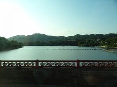 バスは、ダム天端部/城山大橋を渡ります。

ここに貯えられている水(津久井湖)は、横浜市・相模原市・川崎市及び湘南地域への上水道・工業用水の供給源となっております。
