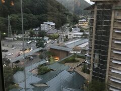 福島県に入ると、仙台の土砂降りが嘘のようなお天気で本当にびっくりしました。

磐梯熱海駅からは、華の湯の送迎バスでホテルへ向かいました。華の湯の本店は、栄楽館なのだそうです。