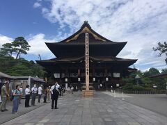 帰る方向なので、善光寺に寄っていきました
御開帳も終わったので落ち着いてますね 

たまたま本堂で法要をやっていてお経を聞くことができました
 
お戒壇巡りもしてきましたが、密対策で足元に灯りが置いてあったので怖さ半減、難易度下がったのか、初めて錠前に触れることができました