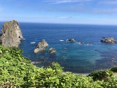 そして、島武意海岸到着！

お天気も、回復し青空です！

駐車場から小道を少し歩き、トンネルを抜けると、目の前にこの絶景！

まさに「積丹ブルー」が目に飛び込んできます。