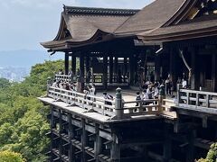 清水寺に来ました～

何回来てもこの舞台は圧巻ですね。
平日で人が少なかったのでよかったです