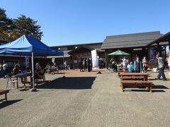観音沼森林公園を出て
朝はスルーした「道の駅しもごう」へ戻ります。

時間はちょうどお昼でもあり 
甲子温泉方面からの車で 入口には列が出来ていました。
反対方向から来た私たちは 申し訳なくも先に入れちゃいましたが。
車は出る入るの混雑具合でした。
駐車場はあまり広くありませんしね・・・。
