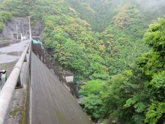 前編にて
　和歌山県中部山間部に在る「切目川ダム」から3日目（最終日）の旅はスタート、その後臨時休館で昨日閉館していた「道の駅　椿はなの湯」を巡った後、海岸線を北上し素晴らしい景観の「道の駅　白崎海洋公園」を訪問、白亜の岩肌はとても美しかったです。そして再び山間部に入り「広川ダム」を巡りました

※前編の様子はこちら
　https://4travel.jp/travelogue/11766257

※写真は前編の最終地「広川ダム」