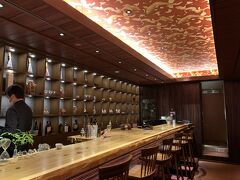 中々高級そうなラウンジです。
どうしても行きたい海外の友人が来たら連れてってあげるか。
でも能の知識なんて無いから、どうしよう。