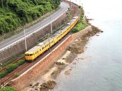 大島へ渡る大島大橋へ到着しました。この写真は大島大橋から下を走る山陽本線の電車を写したものです。ここは海沿いを走る山陽電車の撮影スポットとして有名です。