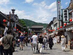 その先は仲見世通り。