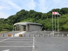 水族館と同じパーク内には陸奥記念館があります。これは昭和18年大島伊保田沖で沈没した戦艦「陸奥」の引き揚げ事業を通じて集められた乗組員の遺品、船体の一部などを展示、乗組員の冥福と恒久的な世界平和を願う施設となっています。