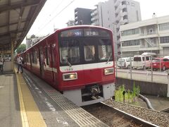 神奈川新町で特急に連絡するというので乗り換える。
1500形のお顔。先日、置き換えの発表があった。デビューから37年目だそう。私の中ではまだまだ新型電車。