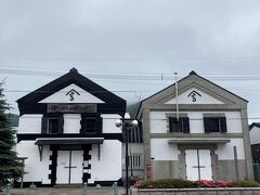 蝦夷地の航路を開拓し、函館を港として発展させた
廻船問屋の高田屋嘉兵衛の蔵です。
左は明治36年築で石造りですが
右は大正12年築なので鉄筋コンクリート造となっています。