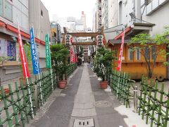 【烏森神社 新橋 2022/07/12】

新橋駅に向かう途中で見つけました。新橋の街の中にあるオアシスの様な神社でした。
下町の路地様な参道を行くとお宮は正面に有り、両側の建物の中にはオープンテラスのお店もありました。
所在地：〒105-0004 東京都港区新橋２丁目１５－５
営業時間：9時00分～16時00分
電話： +81 3-3591-7865
アクセス：新橋駅から150m、徒歩2分