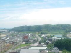 日豊線杵築駅の上を通過した後は、山間を通る高速道路を走行。