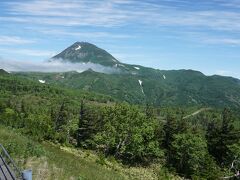 知床峠の駐車場を出ると下り坂が続く。途中で写真の羅臼岳が見えたので停車して撮影。羅臼湖に行く道を探したが見つけられず、羅臼市街まで下りて行く。