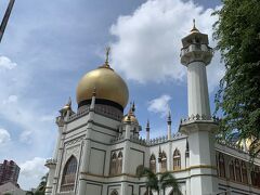 シンガポール2日目。
コロナが無ければ観光客でにぎわっているサルタン・モスク。
思ったよりは人がいたけれど、以前あったお土産屋さんはだいぶ無くなった印象。写真の道路沿いも以前はお土産屋さんがあった。
モスクの前で写真を撮っている人もいたけれど日本人らしき姿は全くない。