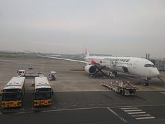 空港カードラウンジで少し時間つぶしつつお茶を飲みます。
東京も曇天。