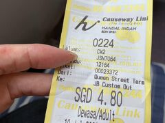 QUEEN STREETのバスターミナルに行くとすぐ出るバスがあるという。
バスの名前はCW2になります。

このチケットを払う時、EZlinkカードにお金が入っておらず現金で払いましたが、現金だとおつりが出ないので要注意。
EZlinkカードのチャージはお忘れなく！

このチケットはシンガポール側の税関を出たときに、マレーシア側の税関に行くときに必要です。全く同じバスに乗る必要はないけれど、これを持っていればあとからきたCW2のバスにも乗れます。
