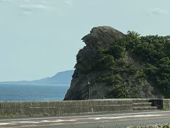 東名高速から紀勢道を走り抜け、和歌山県までやってきました。写真の岩はライオンに見えることから「獅子岩」と呼ばれているそうです。本日の宿まであと少し。