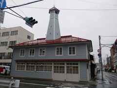 白沢せんべいの向かいには大正時代に盛岡消防団分団として建てられた紺屋町番屋。
大正時代の建物なのにえらくきれいだな、と思ったらつい最近まで修復工事してたみたいでちょうど綺麗になったところみたい。