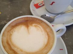 フォロ広場のCafe Sirenaでコーヒーとアイスクリームで休憩。
