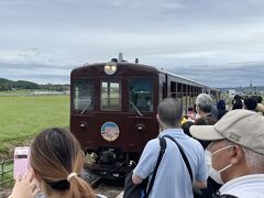 13:43　ラベンダー畑からノロッコで富良野へ戻る。

凄い！　動力のない客車に運転台が付いているぞ！
オクハテの “ク” とはそう言う事だったのね。どうやって後押しの機関車を操っているのだろう？