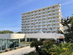 ホテル到着（画像は昨年）
ここはバイキングが大半だけど今回も会席にて！

実は昼食の前にホテルに一度入った。（13時）
先発隊が居ることだしチェックインだけやってもらおうかと思ったのだ。

ところがェックインをお願いすると14時からです！！
連れが昨日から泊っているからと申しても14時からの一点張り
県民割で混むのも目に見えてるからと伝えてもダメでした。
部屋に入りたいわけでなくて先に手続きだけお願いしたかったのですが（連泊の方の部屋にいればよいのだし
チェックインは14時！恐らくどの方にもそう申しているとは思いますが、この日の食事時間や翌日の朝食時間も弟が決めてあり、それほど手間はかからないと思うんですが、ここは機転が利かないと言い聞かせ一旦退却したのだ。