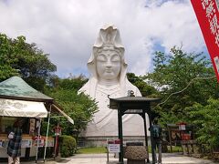 大船観音の境内。長い階段を登り切ると、あの大きな大船観音が目の前に。下半身は地中。