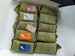 駐車場の隣にある「平宗 法隆寺店」で柿の葉すしを購入しました。

色んな味が２個ずつ入っているのにしました。家庭用として売っているモノとのこと。値段忘れてしまいました(；・∀・) 柿の葉すしは滞在中に３店舗のを食べましたが、個人的には「平宗」のが一番好みでした。

〈柿の葉すし 平宗〉
https://hiraso.jp/