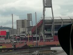 広島駅を出てすぐに見られるマツダスタジアム。
広島駅からは徒歩10分で行くことができます。