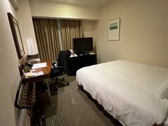 宿泊したホテルは定宿のANAクラウンプラザホテル広島。

20階の部屋へアップグレードしてもらえました。
20階はクラブフロアですが、さすがにラウンジアクセスはできません。

部屋はダブル。
広い机があるので出張にはとても便利です。
