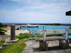 2時間の、散策を終えて港に到着。
ここの高台のベンチステキ。

さて、過去に久高島へ訪れた際に、神？に遭遇した話も良ければご覧下さい。
https://4travel.jp/travelogue/10119713