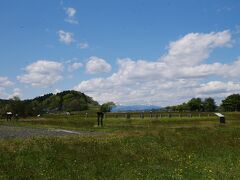 センターは柳之御所遺跡のすぐ横に建てられている。
この遺跡は藤原清衡・基衡の屋敷跡と言われてきたけど最近は政庁の可能性が高いといわれているらしい。
奥州藤原氏は一度滅ぼされてしまっているのでこのように何も残っていない。
芭蕉が「夏草や兵（つわもの）どもが夢の跡」と詠んだのもこの何もない景色を見たからか。