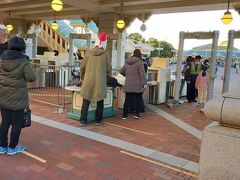 ディズニーランドに到着しました。
入場するための列に並ぶ前に、持ち物チェックと検温を受けます。
この時点ですでに行列ができていましたが、流れはスムーズで10分くらいで通過できました。