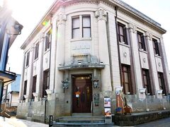山鹿灯籠民芸館
https://yamaga.site/?page_id=1550

旧安田銀行山鹿支店の建物。クラシカルで重厚さのある洋建築だった元銀行って多いですよね。