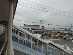 　大阪南港は地上に降りることなく、ニュートラムの駅から（暴風でなければ）濡れずに行ける、国内でも有数のアクセス良好なフェリーターミナルです。
　ネット予約していれば、乗船手続き不要。ただし乗船前の検温が必須なので、１階に降りる必要はあります。
