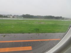 雨の影響で花巻空港への到着が１５分程遅れました。飛行中も揺れた為、飲み物のサービスが中止になりました。
下記のリムジンバスには
花巻空港発（12：15）→ＪＲ花巻空港駅（12：22）乗れないわね