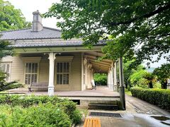 東山手十二番館。
営業時間外だったので、門は閉ざされていました。