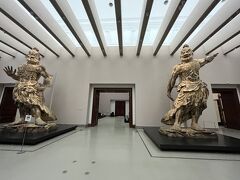 博物館は、吉野の金剛峯寺の仁王門に安置されている金剛力士像

巨大です。