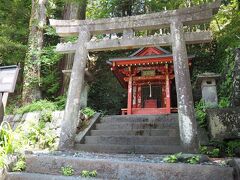 最初に向ったのは神橋です。
駐車場に車を駐めて神橋に向うときに小さな社を見つけて参拝しました。
深沙王堂との事です。
深沙王は毘沙門天の化身で縁結びの神様です。