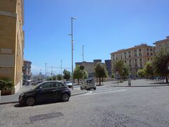 ナポリ観光のスタートはホテル前のムニピチオ広場です