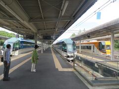 賢島駅に到着。
乗って来たビスタカーの他に「しまかぜ」が2編成停車していました。
賢島駅は1969年（昭和44年）までは真珠港駅という名称だったらしい。