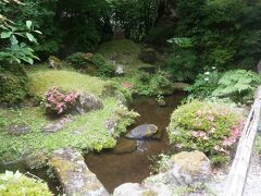  外の庭園も花見の際に豊臣秀吉が設計したと伝わっているそうです。

 歴史上の有名人にまつわる品々が多く展示されており、興味をひかれる神社でした。それでは吉野駅に戻ることにします。