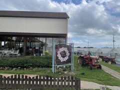 1時間ほど走って14時10分過ぎ、いちごの里ファームに到着。
まず、メロンアラモードを食べます、ということでレストランへ行ったのですが、待っても出てこない。手違いで、全然作られておらず、今から作るとのことで、先に桃狩りをすることに。