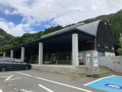 大きな看板には川の駅上野と書かれた、上野村ふれあい館に到着。
ここ「川の駅」と書かれており、道の駅と混同しやすいので注意！