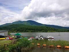 霊仙寺湖ではボート遊びやキャンプなどで賑わっています。
湖の向こうには飯綱山。