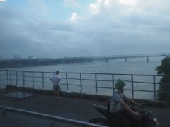 ホン川にかかるロンビエン橋。このあたりはジョギングしている人に抜かれるぐらいゆっくりと進みます。橋が老朽化しているから、崩壊しないようにかなと勘ぐったりして。