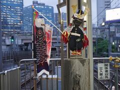 ●JR/浜松町駅

JR/東京駅からJR/浜松町駅へ移動しました。
相方が教えてくれたホームの端っこの「小便小僧」
存在すら知りませんでした。
ちなみに今回、端午の節句な格好をしていますが、毎月来ている服は変わっているそうです。面白いですね。
