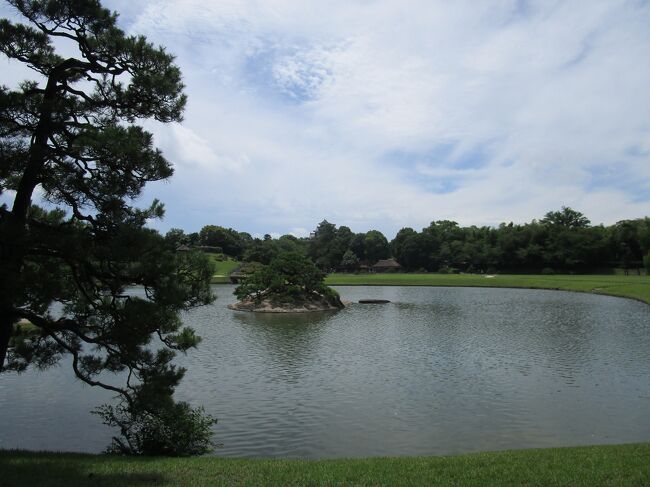 お庭の中で一番大きい「沢の池」を中心に見て回ります。