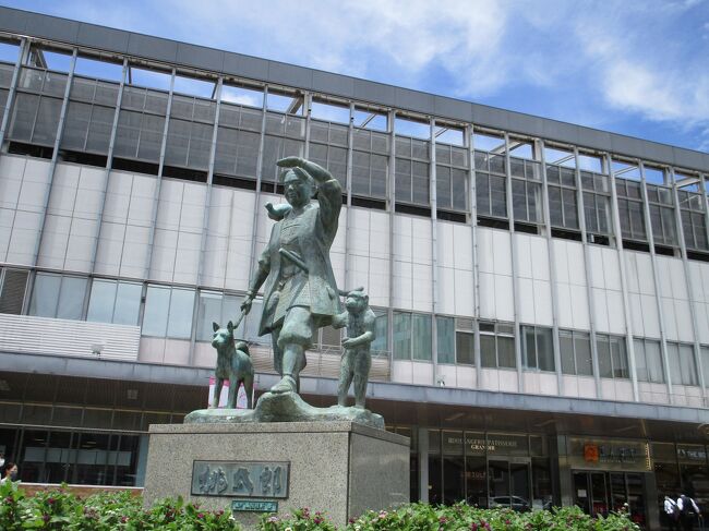 岡山駅前の桃太郎とお供たち。