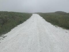 それから。
近くの「白い道」を探して行ってみました。
とても分かりずらくて迷いました。

本来ならここも青空と白い道とのバランスが最高なのでしょうけれど、
濃霧w これはこれで好きです。サイレントヒルみたいで!

